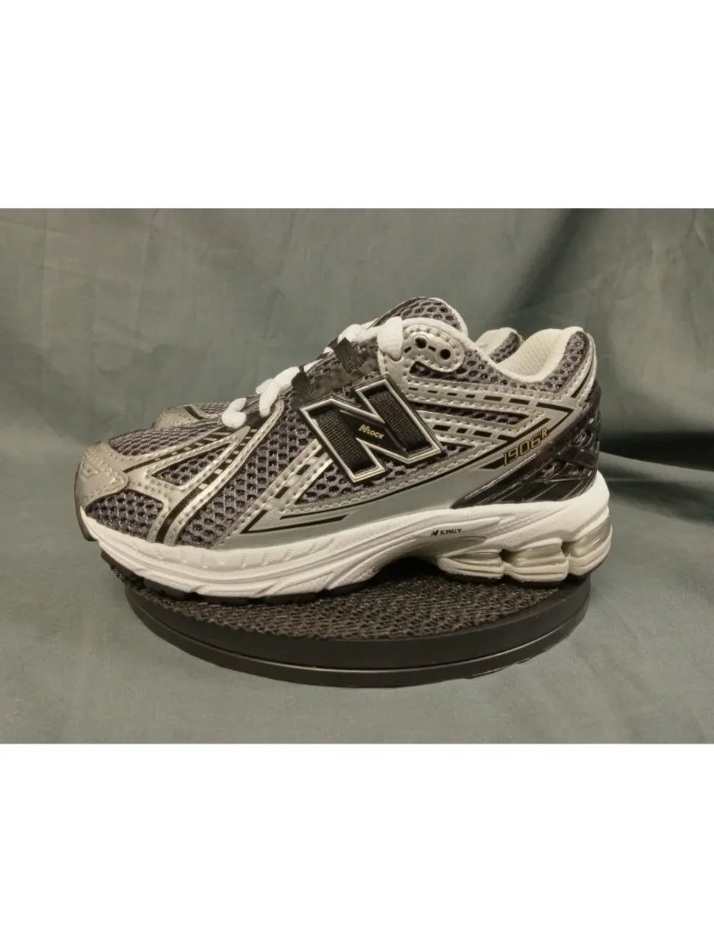 New Balance 1906 Sneakers PC1906CG Silver Metallic/Black Kids Size 2 NEW NO BOX